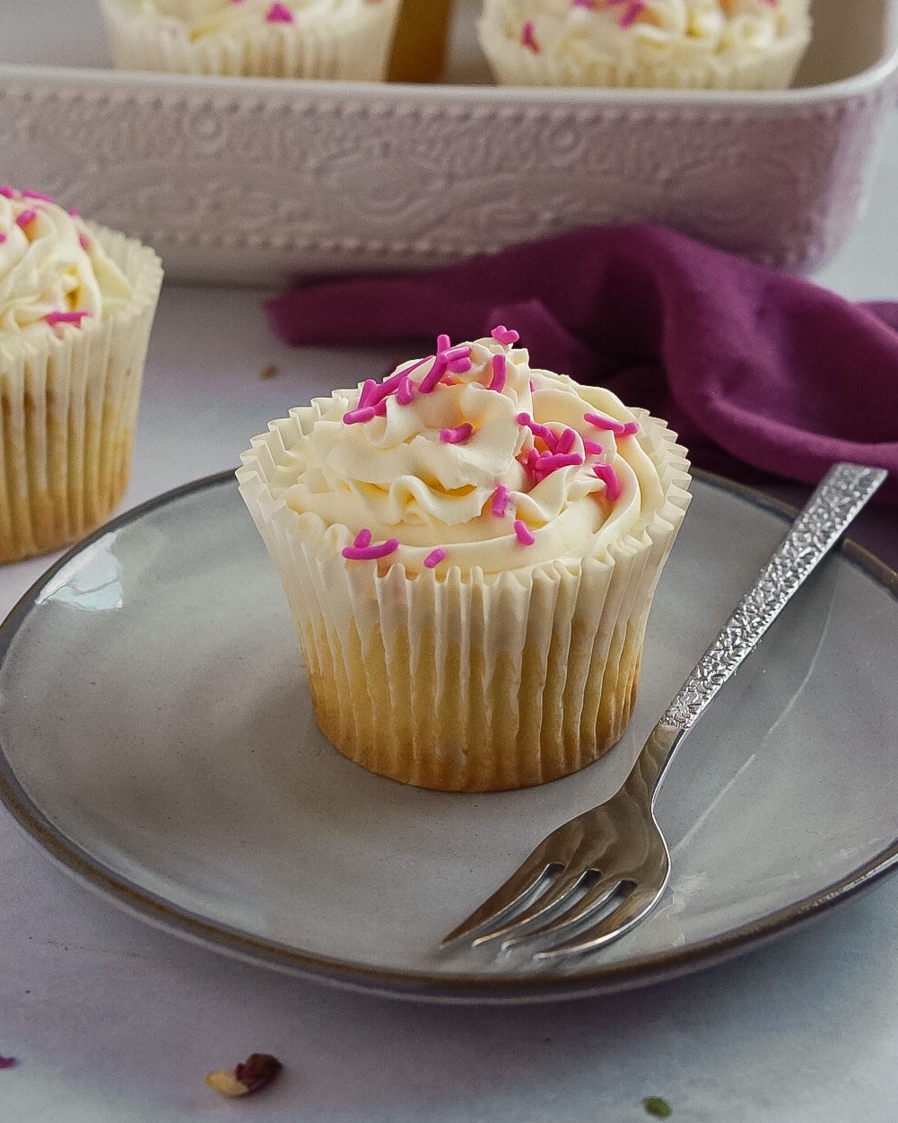 Vanilla cupcake with lemon curd filling